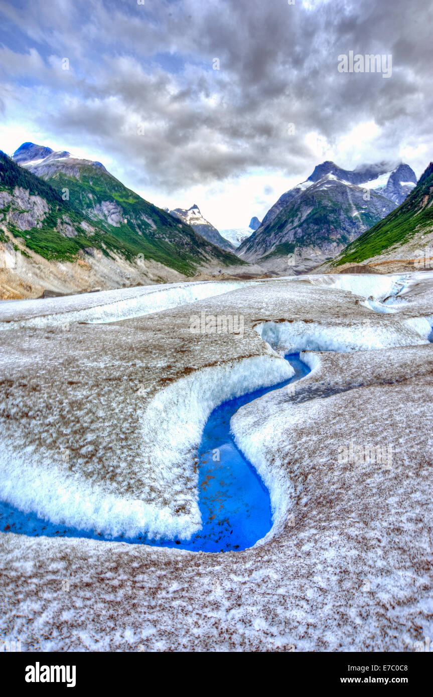 Kristallklare blaue Wasser schmelzen auf einem Gletscher in Southeast Alaska Stockfoto