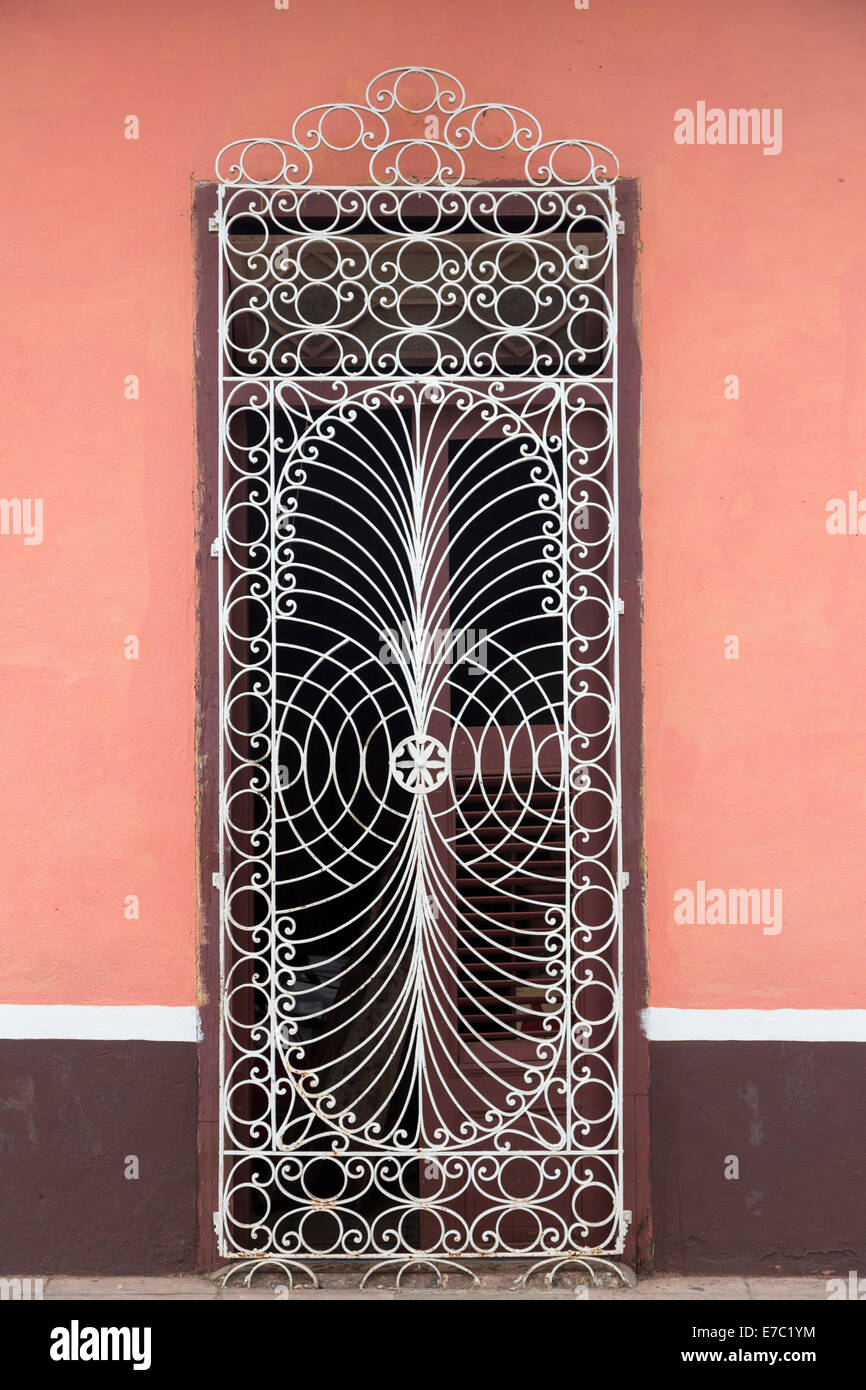 vergittertes Fenster in der Fassade des Hauses, Trinidad, Kuba Stockfoto