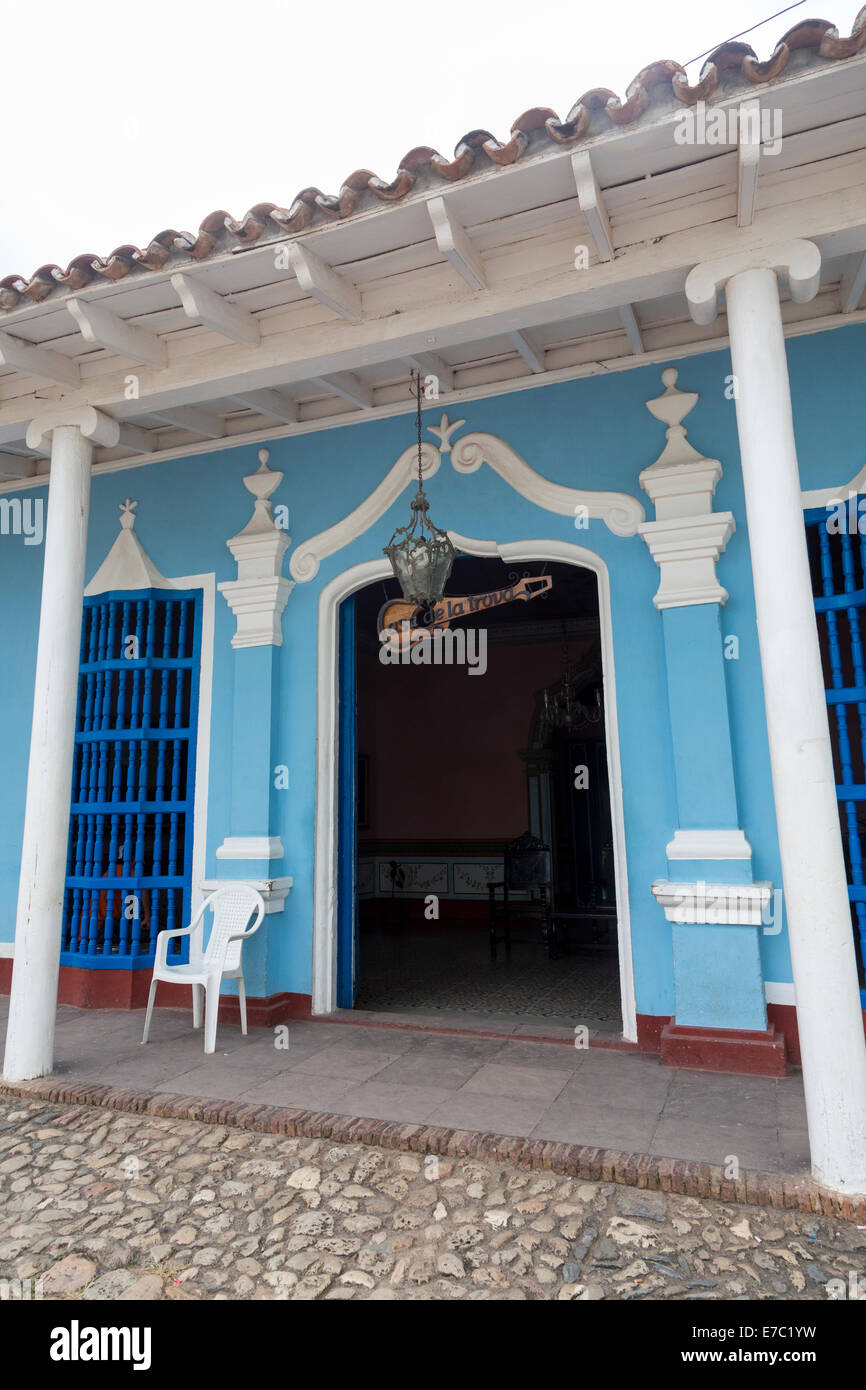 vergittertes Fenster in Fassade des La Casa De La Trova, Trinidad, Kuba Stockfoto