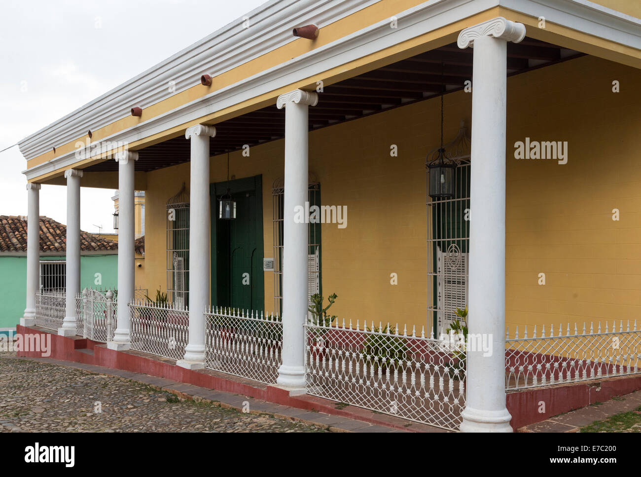 vergittertes Fenster in der Fassade des Hauses, Trinidad, Kuba Stockfoto