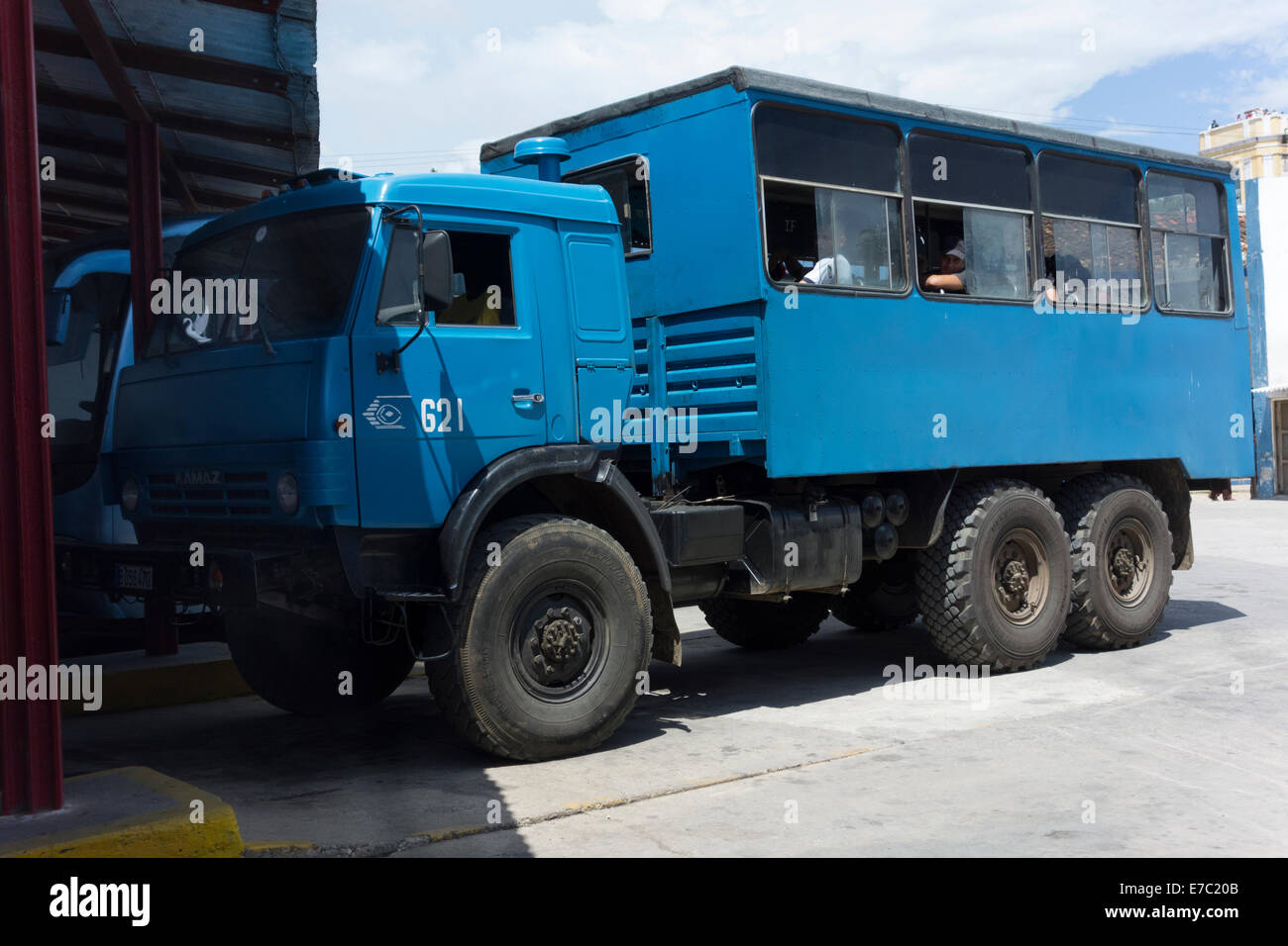 Armee LKW umgebaut für die öffentlichen Verkehrsmittel, Busstation, Kuba Stockfoto
