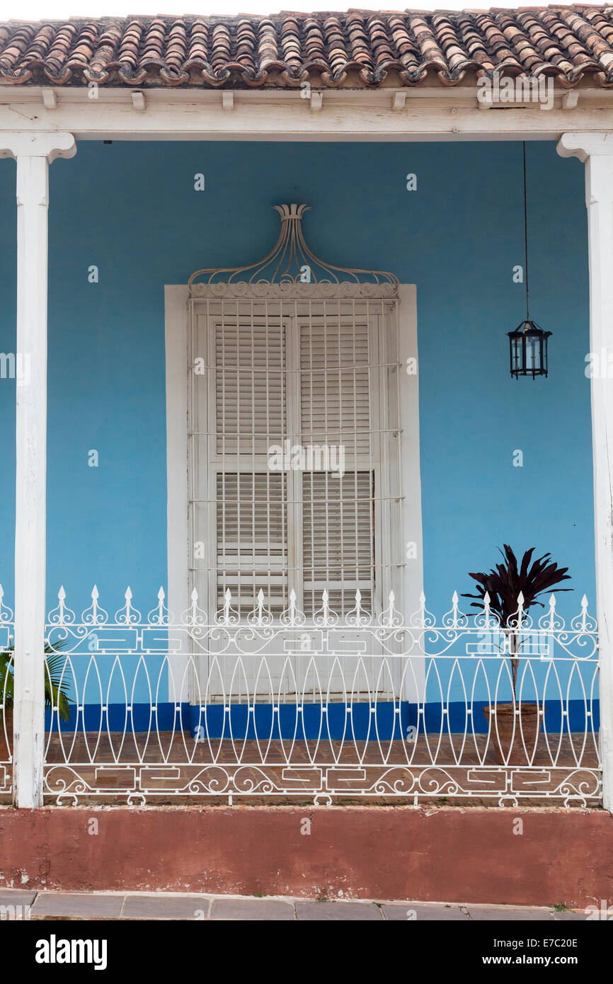 vergittertes Fenster in Fassade des Museo de Arquitectura Colonial, Trinidad, Kuba Stockfoto