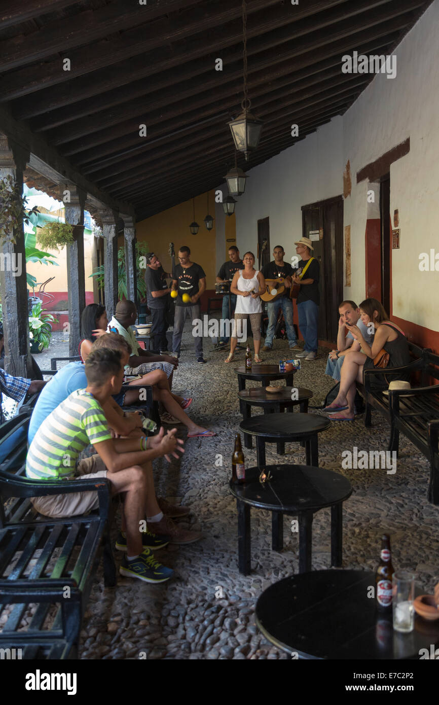 Live-Musik an der Bar Canchanchara, Trinidad, Kuba Stockfoto