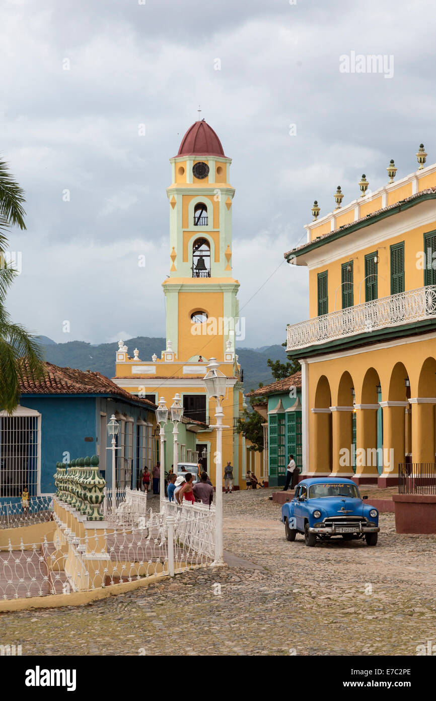 Plaza Mayor, Trinidad, Kuba, mit Blick auf Palacio Brunet (Museo Romantico) und der Glockenturm der Iglesia de San Francisco Stockfoto
