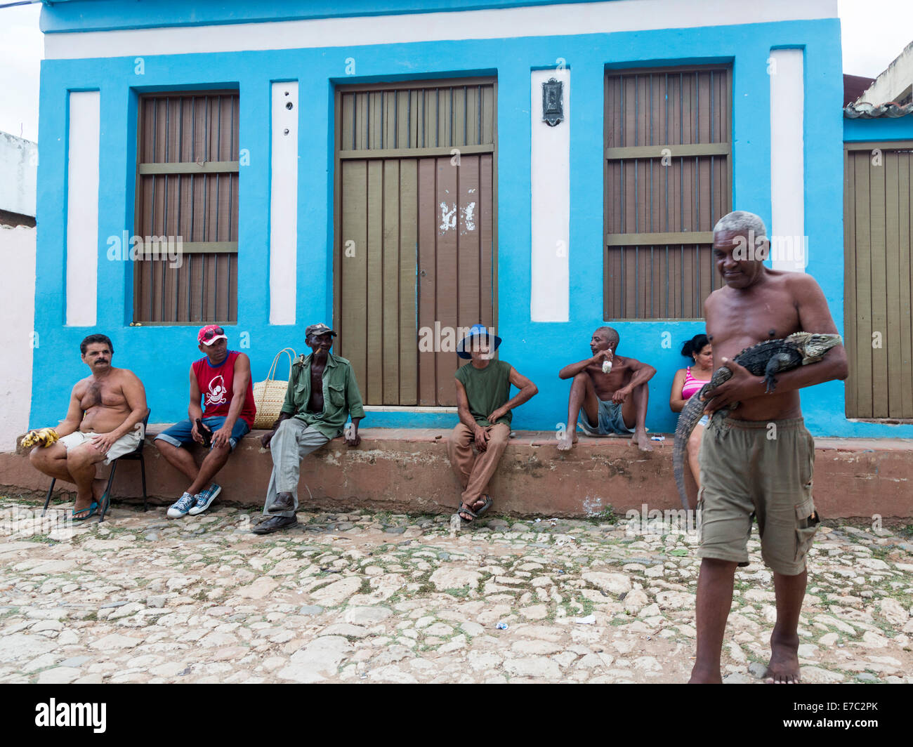 Mann in der Straße zu Fuß mit Leguan, Trinidad, Kuba Stockfoto