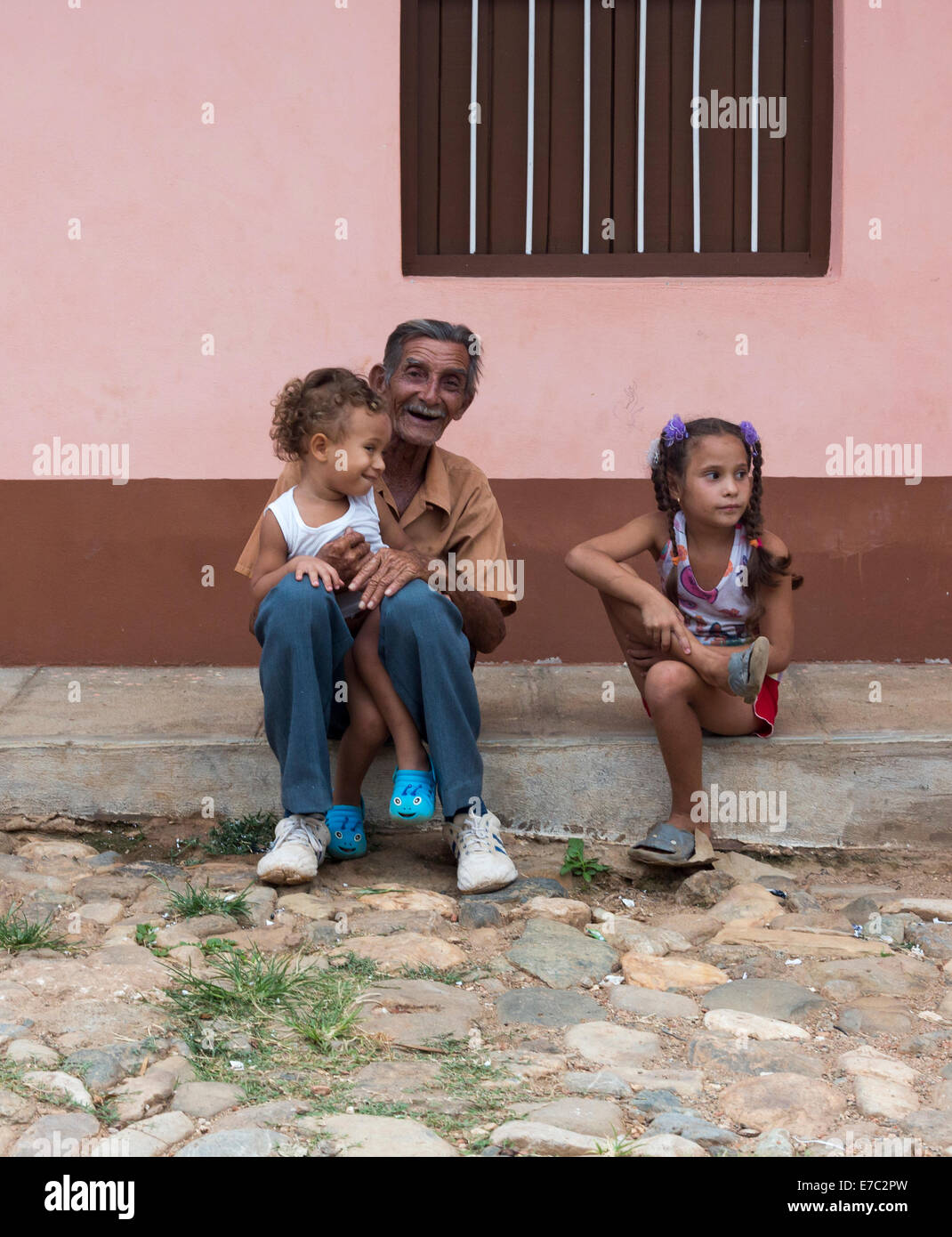 Alter Mann mit zwei kleinen Kindern, Trinidad, Kuba Stockfoto