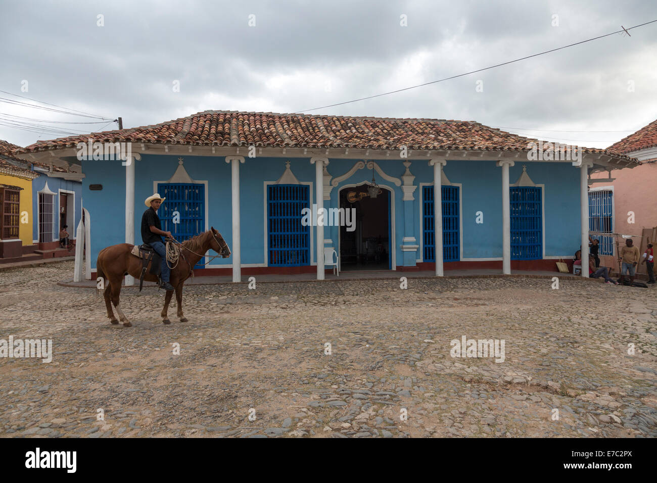 Reiter vor La Casa De La Trova, Trinidad, Kuba Stockfoto
