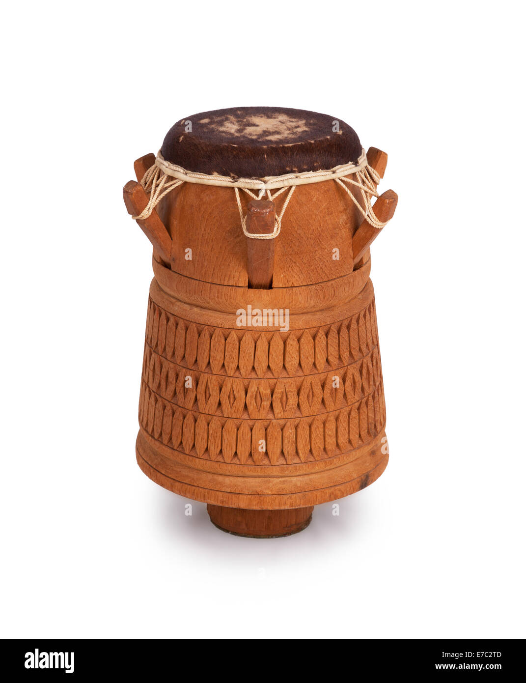 Djembe, Surinam Percussion, handgemachte hölzerne Trommel mit Ziegenfell, ethnische Musikinstrument aus geschnitztem Holz und Leder-Membran, Stockfoto