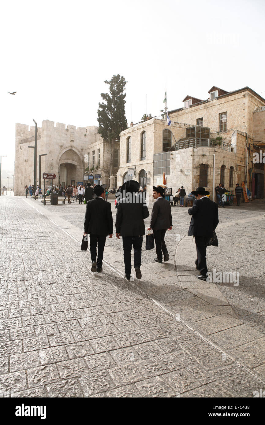 orthodoxe Juden, die zu Fuß in die Altstadt von Jerusalem in der Nähe von Jaffa-Tor, israel Stockfoto
