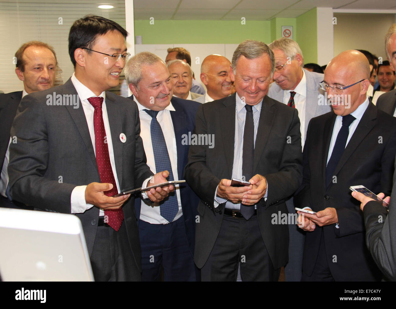 Paris, Frankreich. 12. Sep, 2014. Generaldirektor von Huawei Frankreich Lied Kai (1. L Front) zeigt eine Huawei-Smartphone für Gäste im Technologiepark Sophia Antipolis, 25 Kilometer südwestlich von Nizza am 12. September 2014. Chinas führende Telekom Hersteller Huawei eröffnet ein neues Forschungs- und Entwicklungszentrum in Südfrankreich am Freitag. © Zhang Xuefei/Xinhua/Alamy Live-Nachrichten Stockfoto