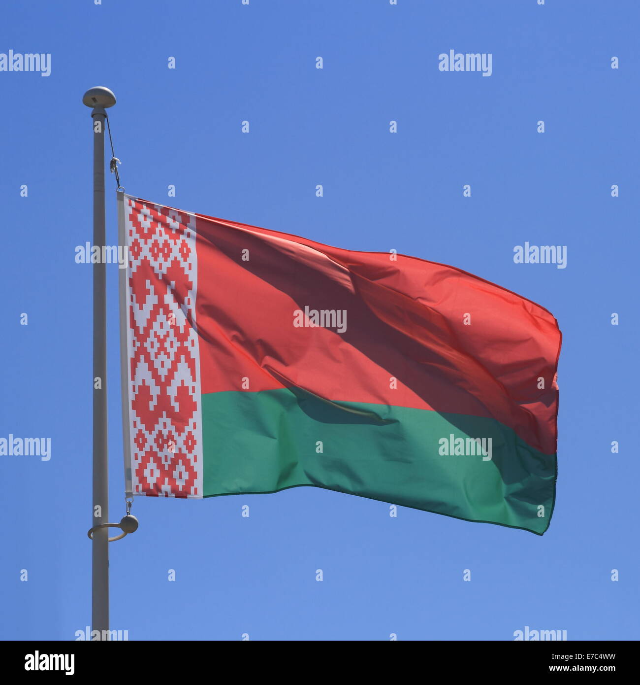 Belarus-Flagge auf blauem Himmel, Nahaufnahme Stockfoto