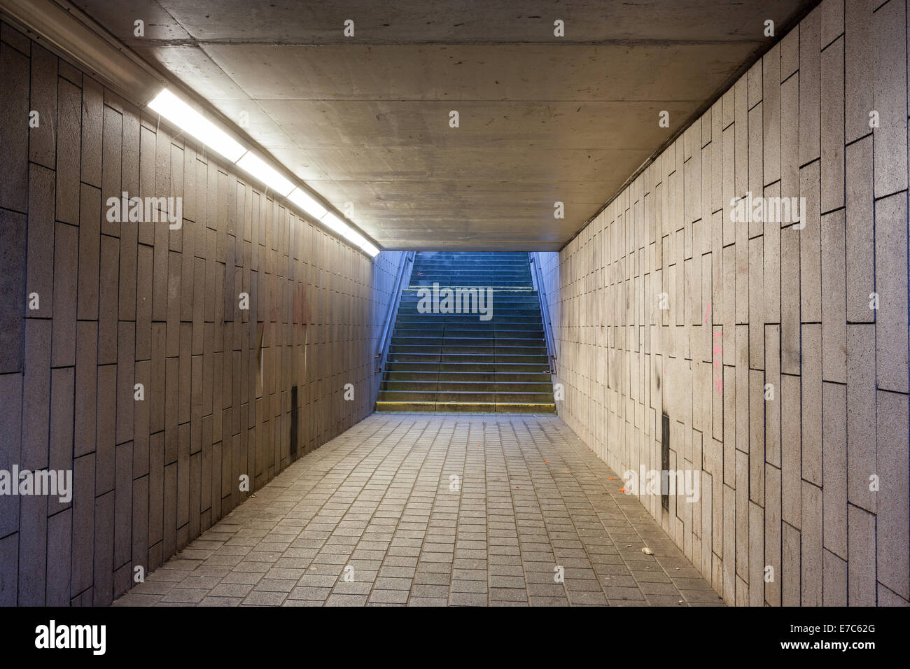 Onder den Zug gibt es eine U-Bahn-Unterführung Stockfoto