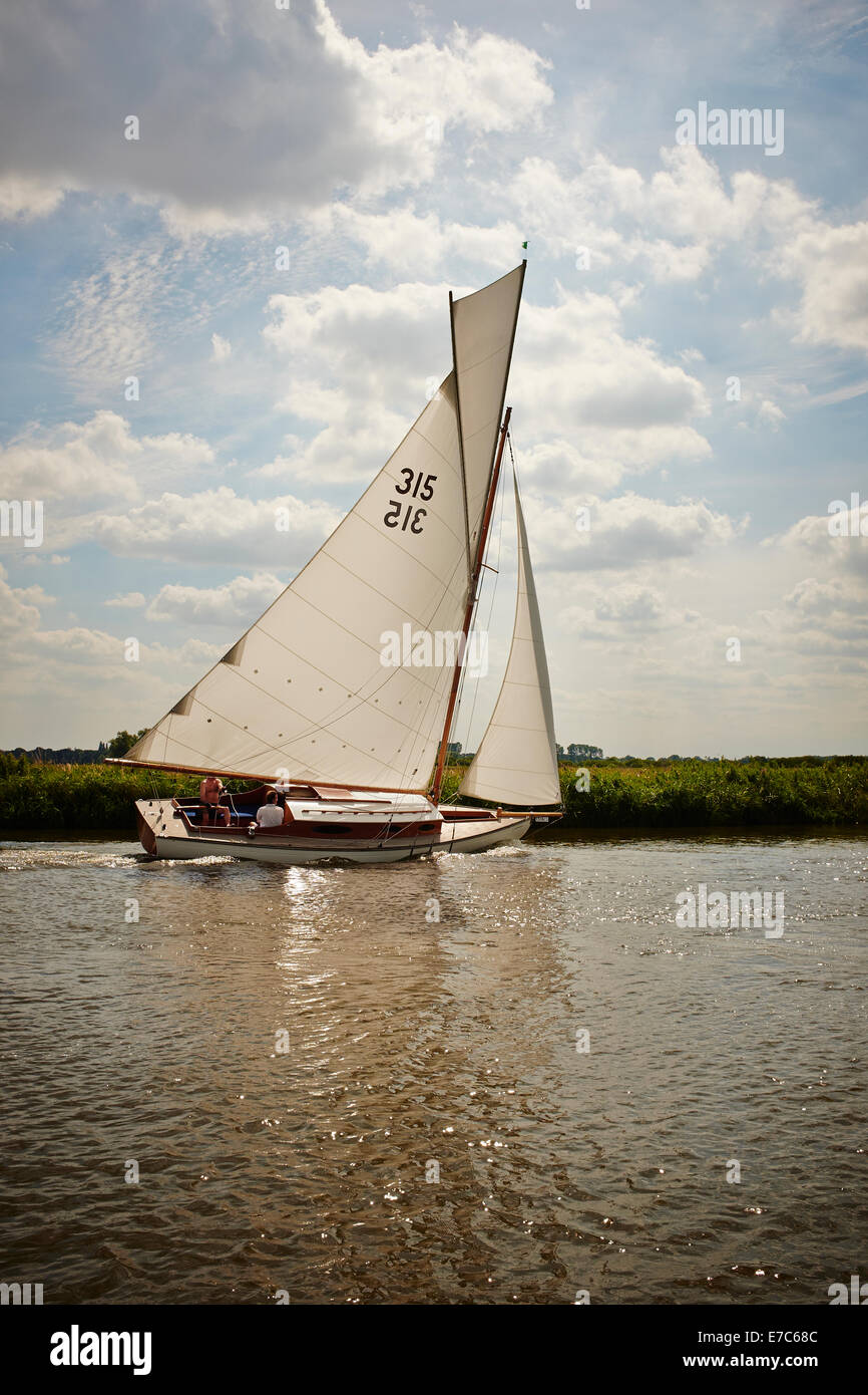 Klassische Gaffel getakelt Norfolk Broads River Cruiser-Yacht mit Topsail am Fluss Bure, Norfolk Broads, Norfolk, England, Vereinigtes Königreich. Stockfoto
