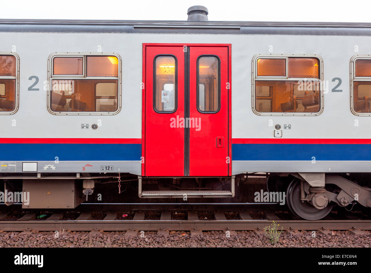 Schließen Sie in der Bahn Bahnhof warten ein Zug Whit Türen Stockfoto