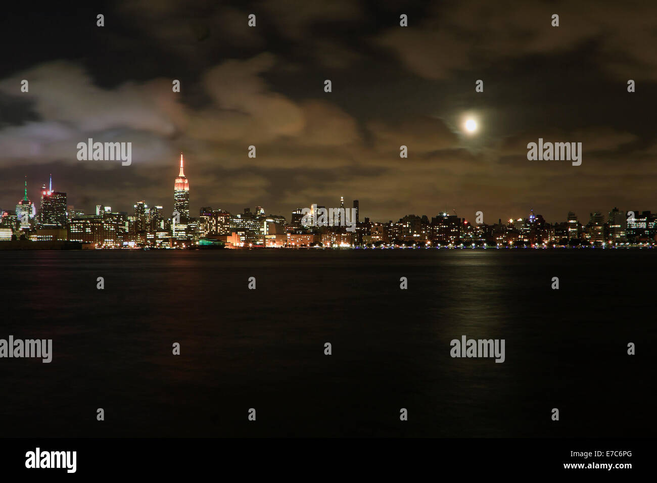 Empire State Building bei Nacht mit Vollmond. Stockfoto