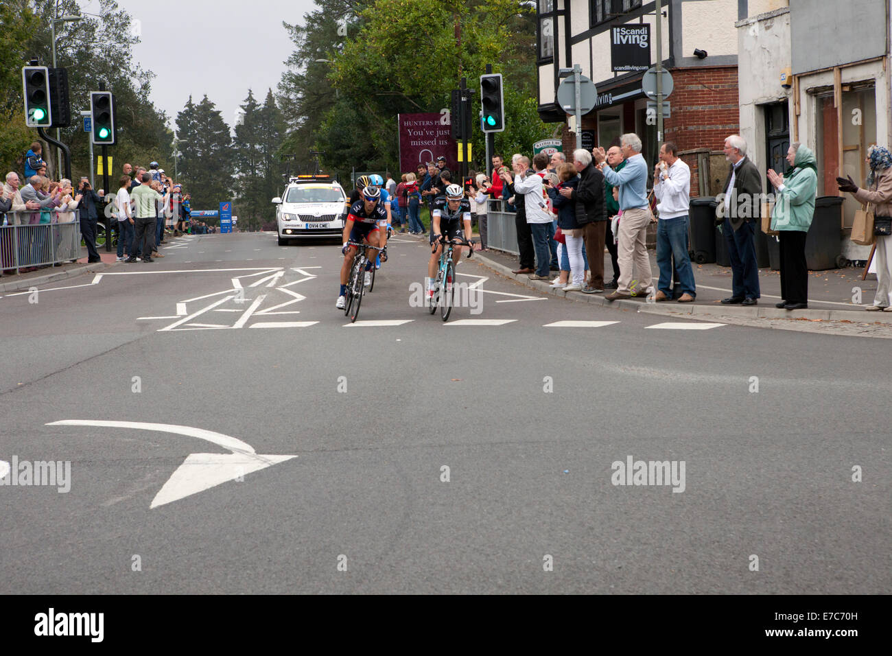 Hindhead, Surrey, UK 13. September 2014. Stufe 7 der Tour von Großbritannien (Camberley zu Brighton), die durch den ehemaligen Hindhead Ampel kreuzung. Stockfoto