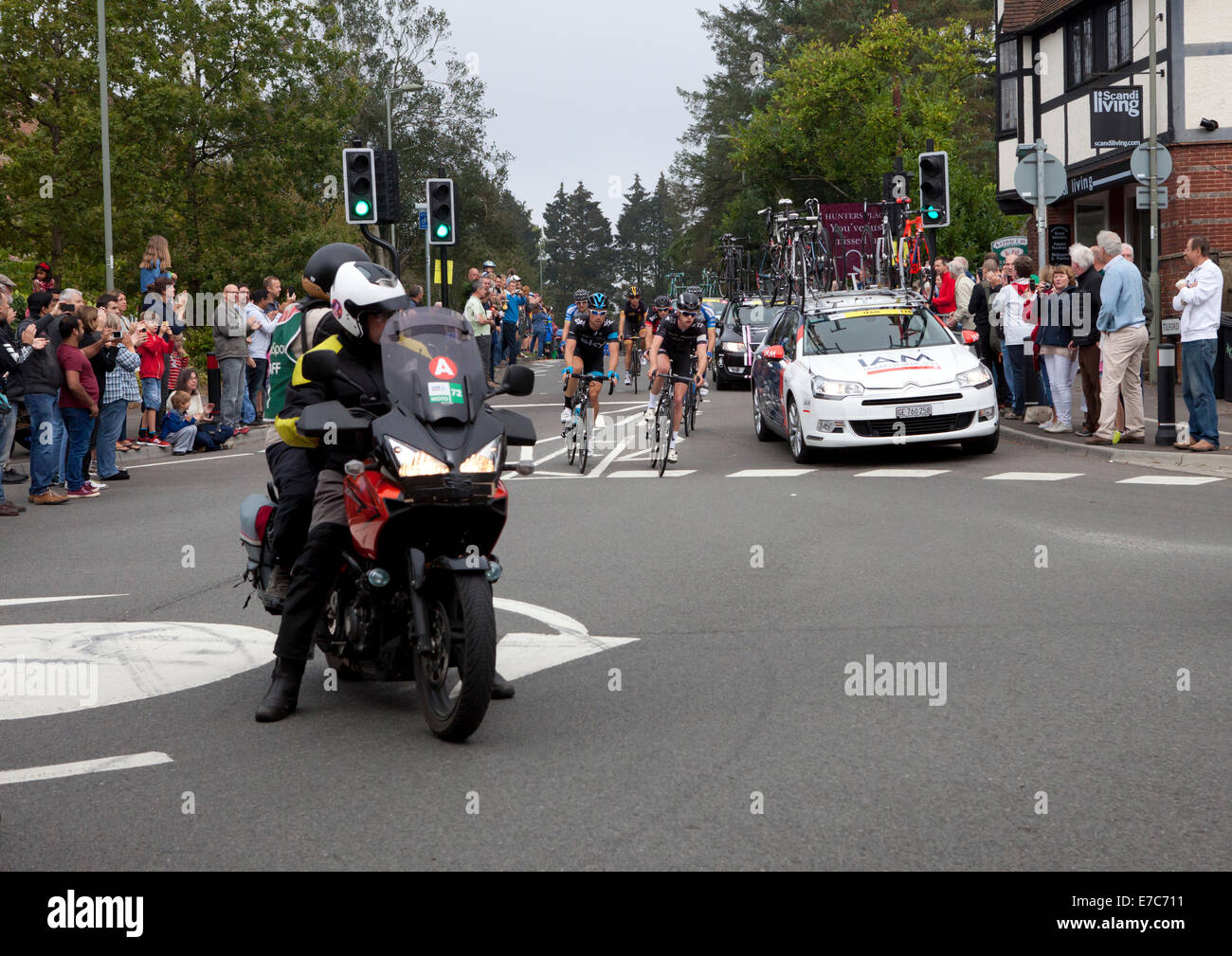 Hindhead, Surrey, UK 13. September 2014. Stufe 7 der Tour von Großbritannien (Camberley zu Brighton), die durch den ehemaligen Hindhead Ampel kreuzung. Stockfoto