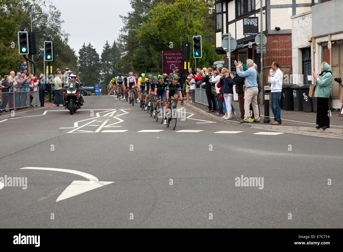 Hindhead, Surrey, UK 13. September 2014. Stufe 7 der Tour von Großbritannien (Camberley zu Brighton), die durch den ehemaligen Hindhead Ampel kreuzung. Stockfoto