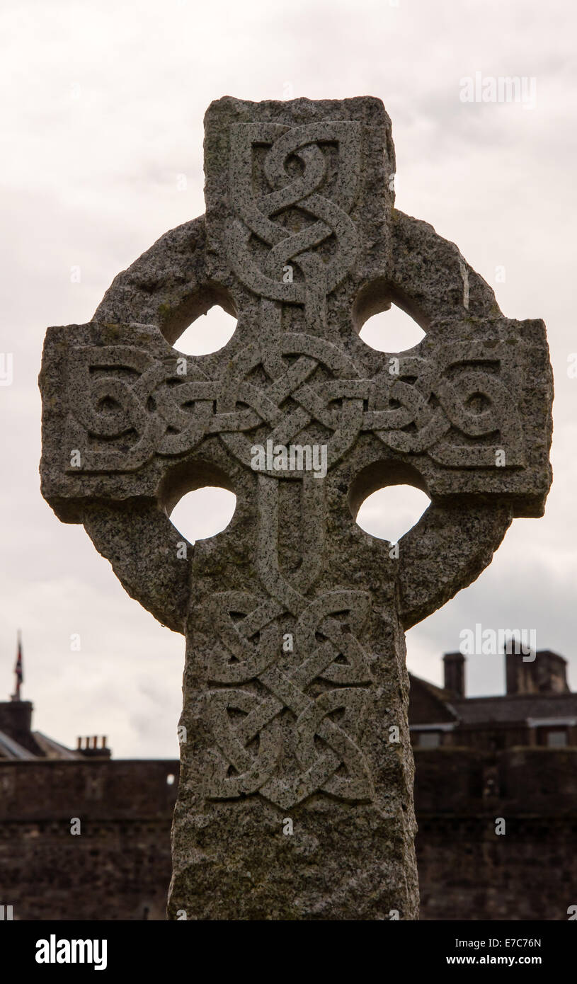 Keltisches Kreuz Grabstein auf dem Friedhof Stockfoto