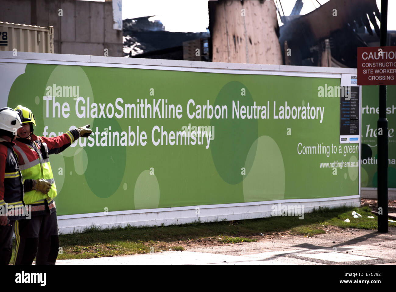 Nottingham, UK. 13. Sep, 2014. Feuerwehrmann weiterhin Blaze bei GlaxoSmithKline Carbon Neutral Labor, am Nottingham Universitys Jubilee Campus, Nottingham zu kämpfen. Bildnachweis: Byron Kirk/Alamy Live-Nachrichten Stockfoto