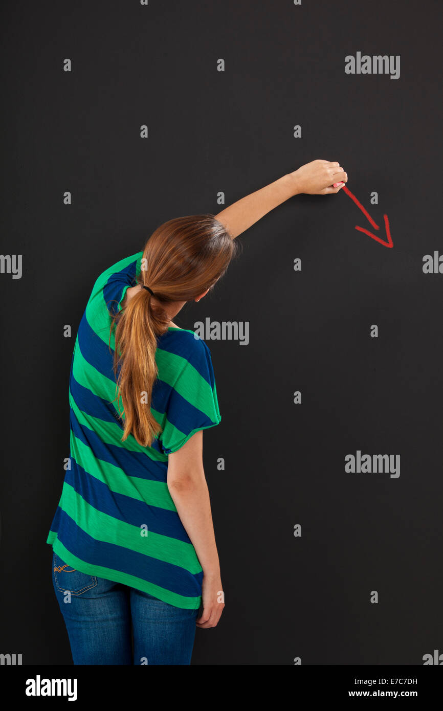 Glückliche Frau schreiben an Tafel mit textfreiraum für designer Stockfoto
