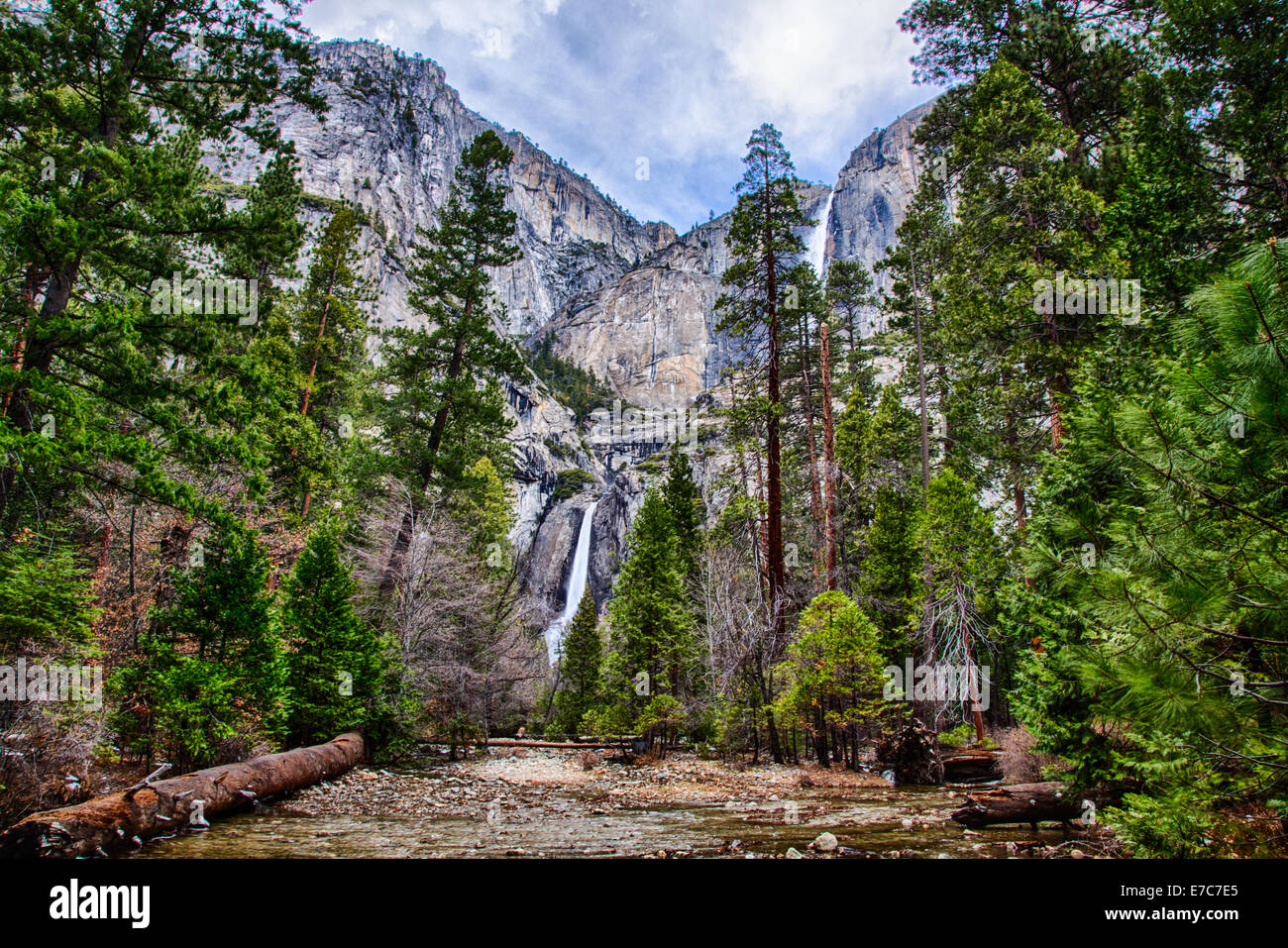 Yosemite Falls vom Tal aus gesehen. Yosemite Nationalpark, Kalifornien Stockfoto