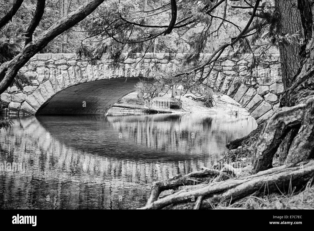 Eine Brücke über den Merced River im Yosemite Valley. Yosemite Nationalpark, Kalifornien Stockfoto