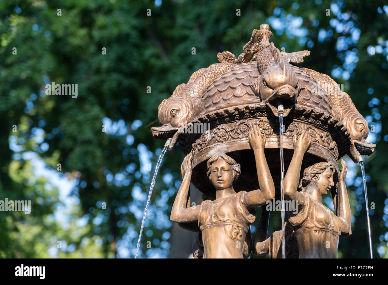 Schöne Bronze und Marmor Brunnen in einem alten park Stockfoto