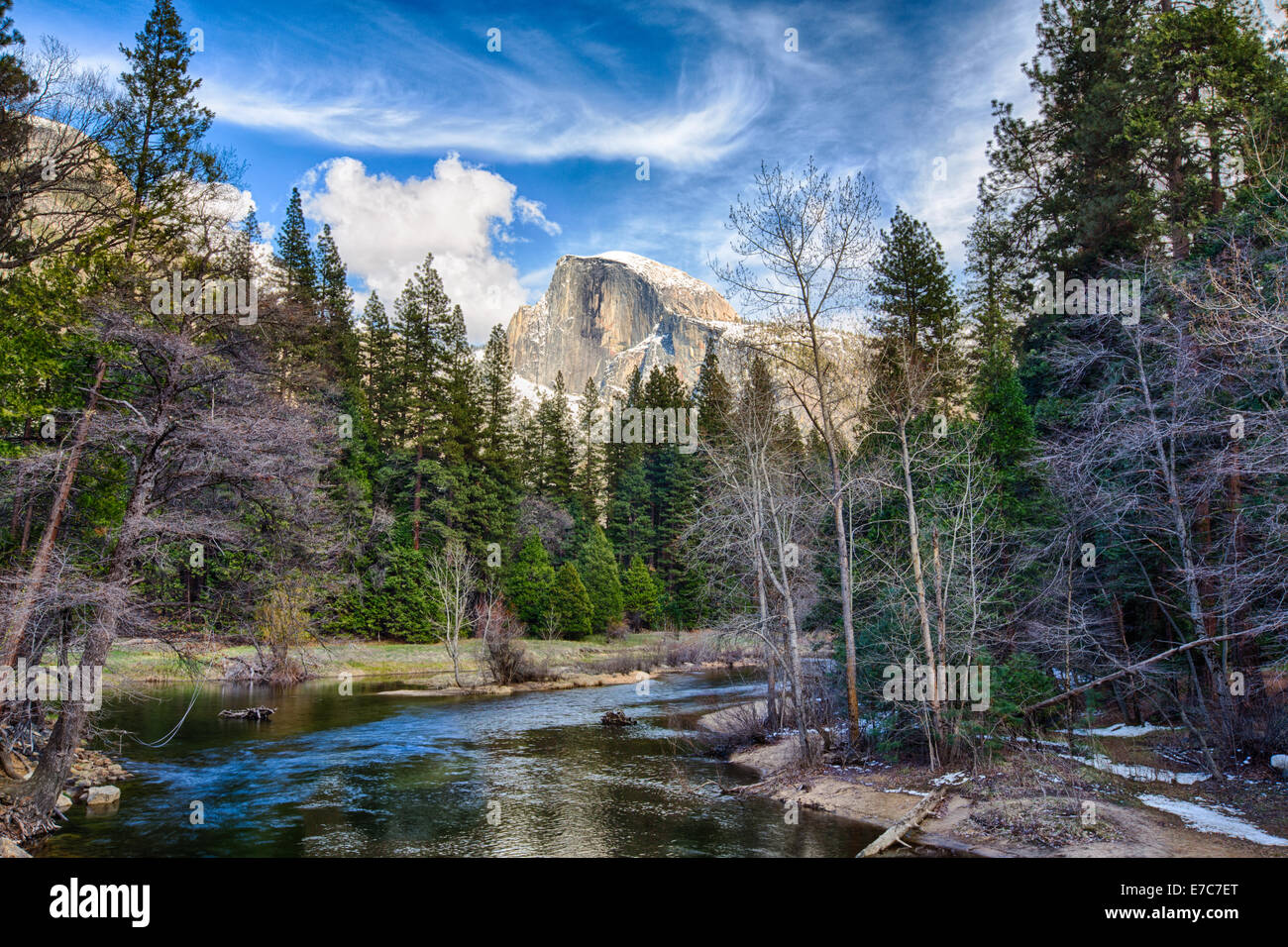 Half Dome, überragt von Merced River. Yosemite Nationalpark, Kalifornien Stockfoto
