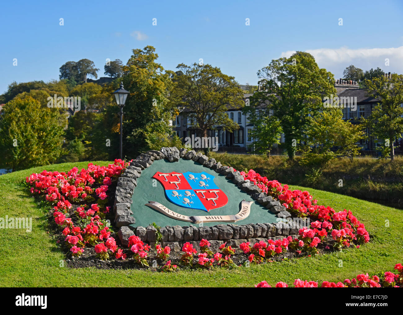 Wappen der Stadt Kendal und Blütenpracht. Kirkland, Kendal, Cumbria, England, Vereinigtes Königreich, Europa. Stockfoto