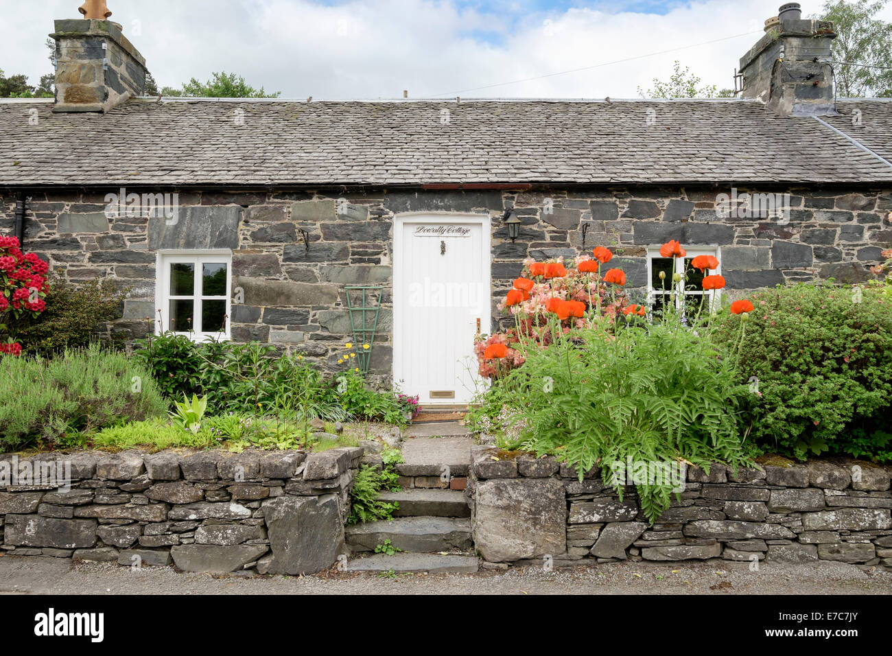 Traditionelle Old Stone Cottage mit kleinen Garten in der historischen Weiler. Port-na-Craig, Pitlochry, Perth und Kinross Schottland Großbritannien Stockfoto