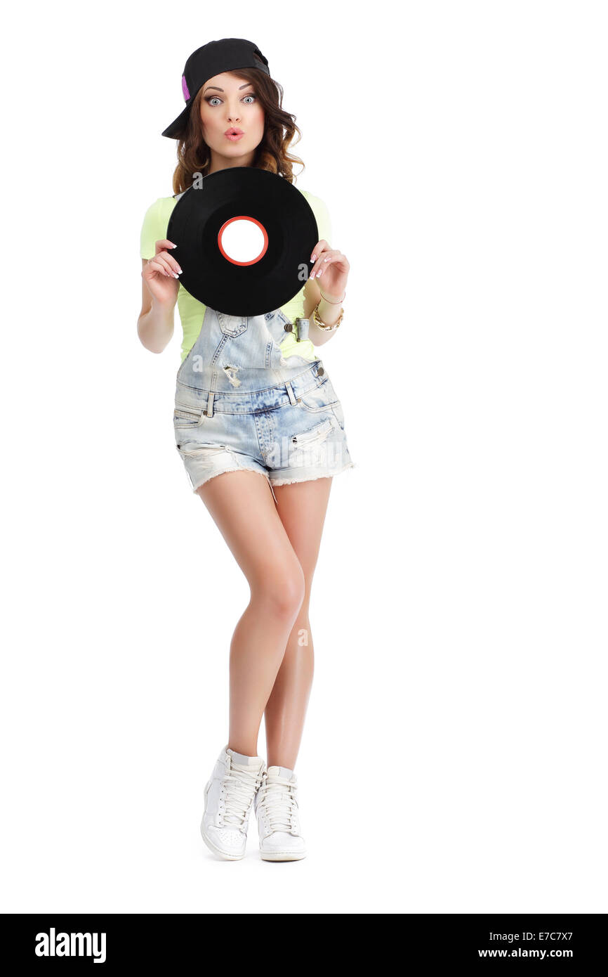 Nette junge Frau in Jeans-Shorts mit Vinyl-Schallplatte Stockfoto