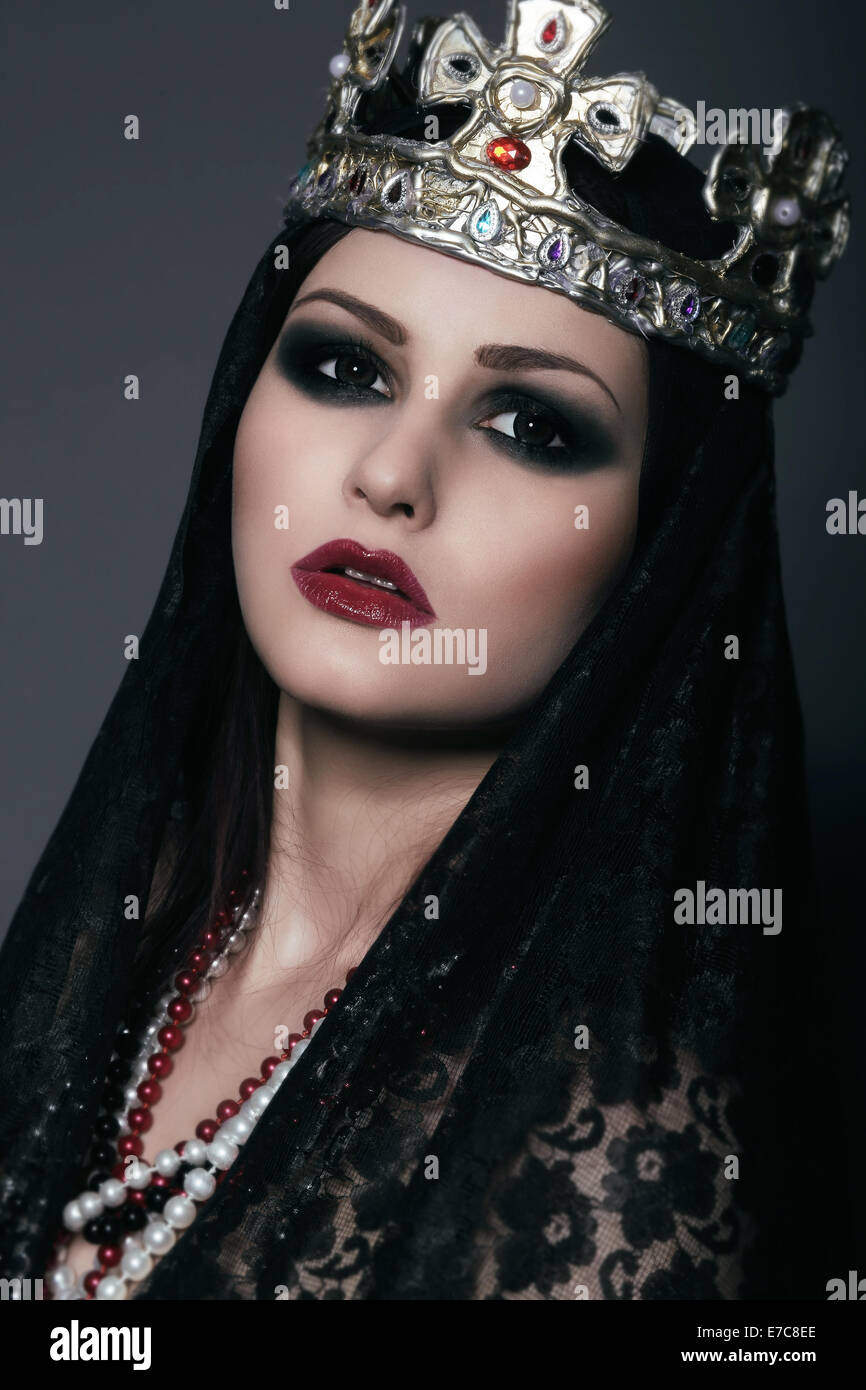 Gesicht der Hexe in Silber Krone mit Juwelen Stockfoto