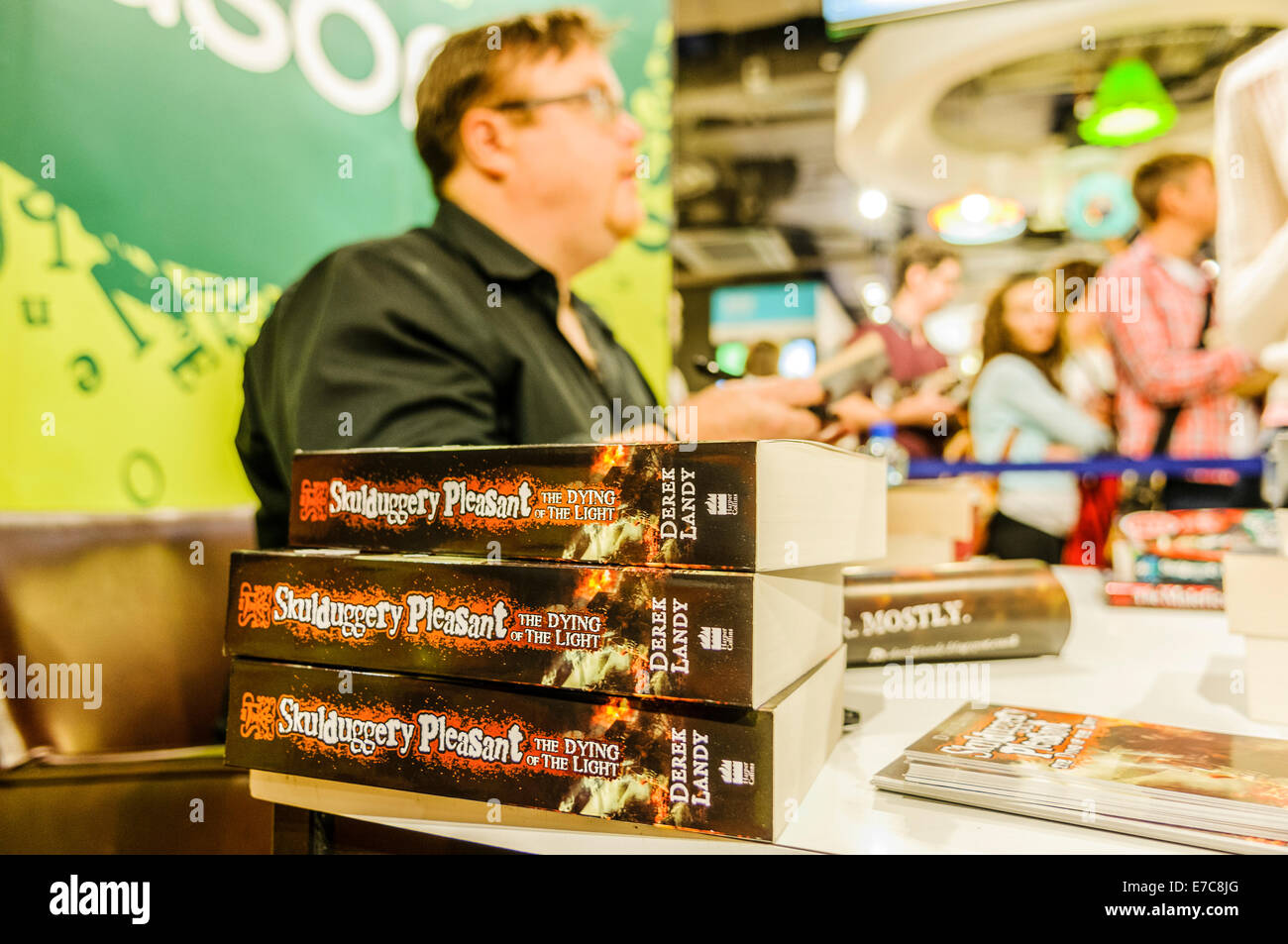 Belfast, Nordirland. 13 Sep 2014 - Irish Fantasy-Autor Derek Landy signiert Bücher für Fans Credit: Stephen Barnes/Alamy Live News Stockfoto