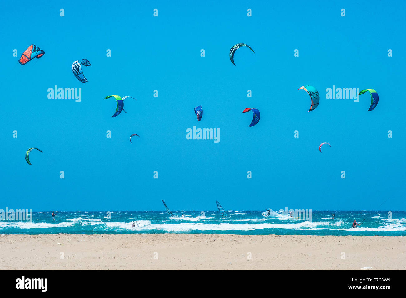 Kitesurfen und Windsurfen in Rhodos, Griechenland Stockfoto