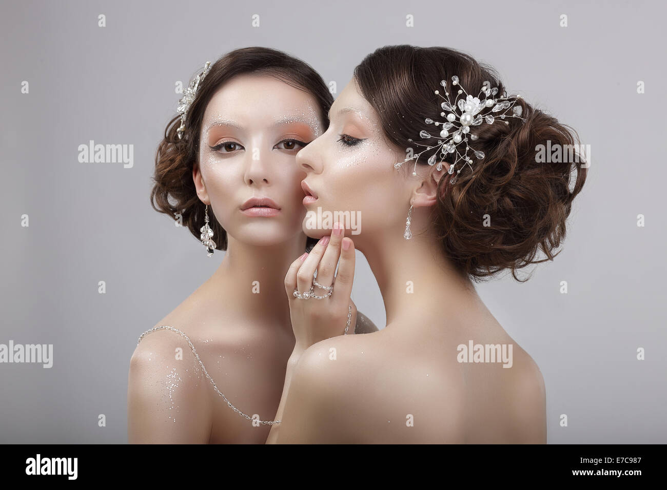 Mode-Stil. Zwei schicke Frauen mit Schmuck und Kunst-Make-up Stockfoto