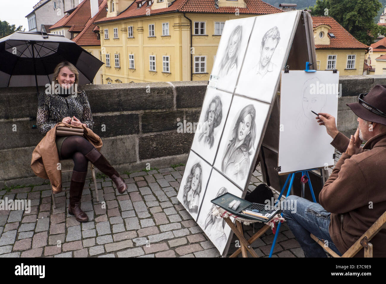 Streetart-Künstler bei der Arbeit auf der Karlsbrücke in Prag Stockfoto