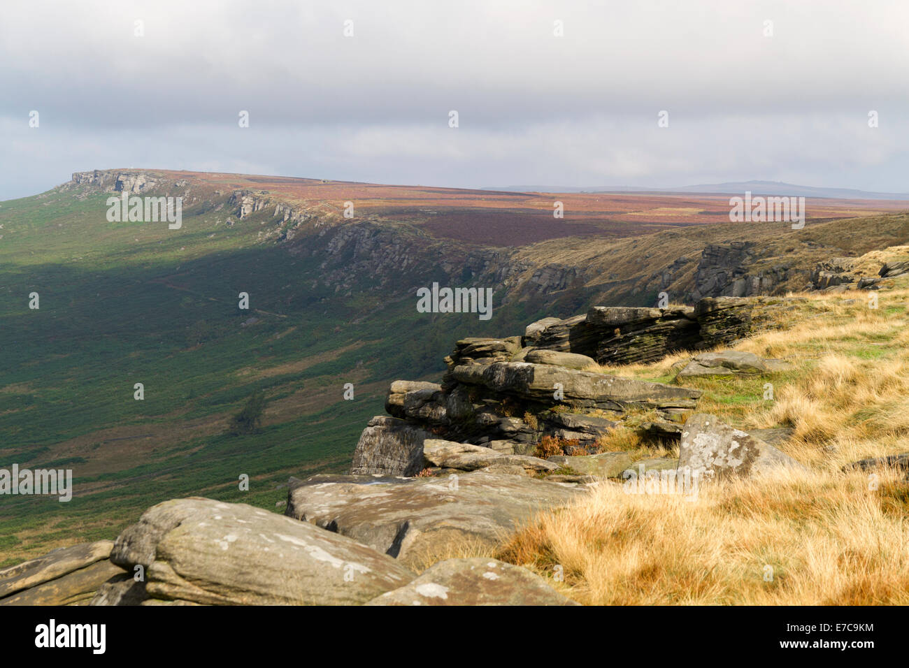 Suche entlang Stanage Edge gegenüber hohen Neb in den Peak District Derbyshire Stockfoto