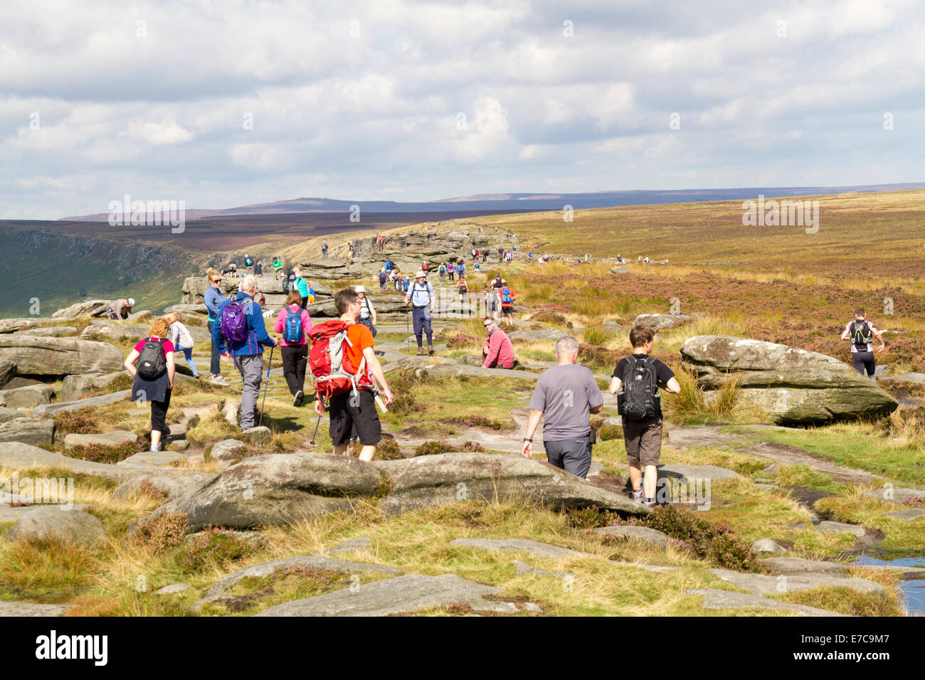 Eine große Anzahl von Menschen amüsieren sich in der Natur auf Stanage Edge in der Peak-District-Derbyshire Stockfoto