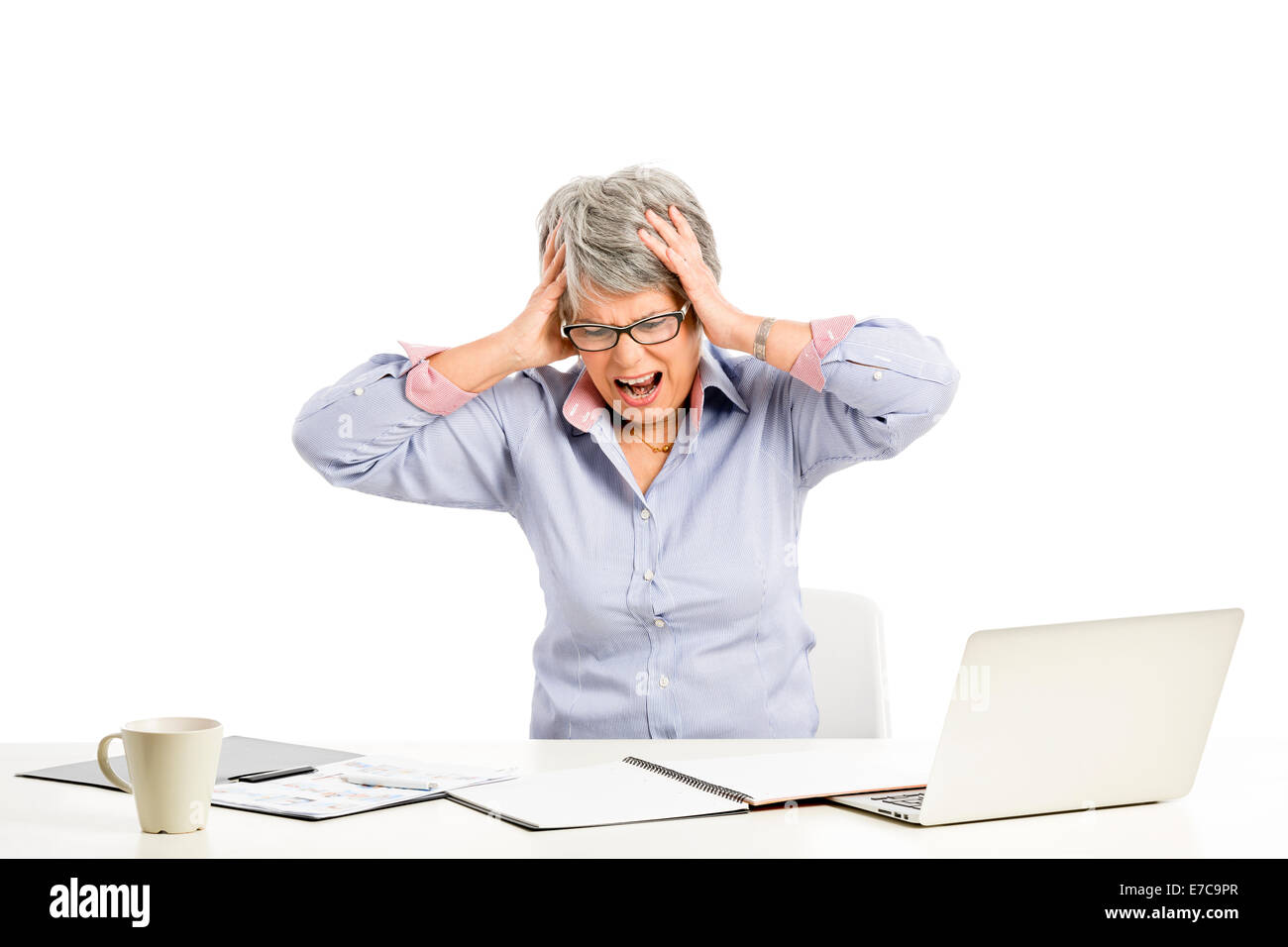 Ältere Frau im Büro mit einem Laptop arbeiten betont Stockfoto