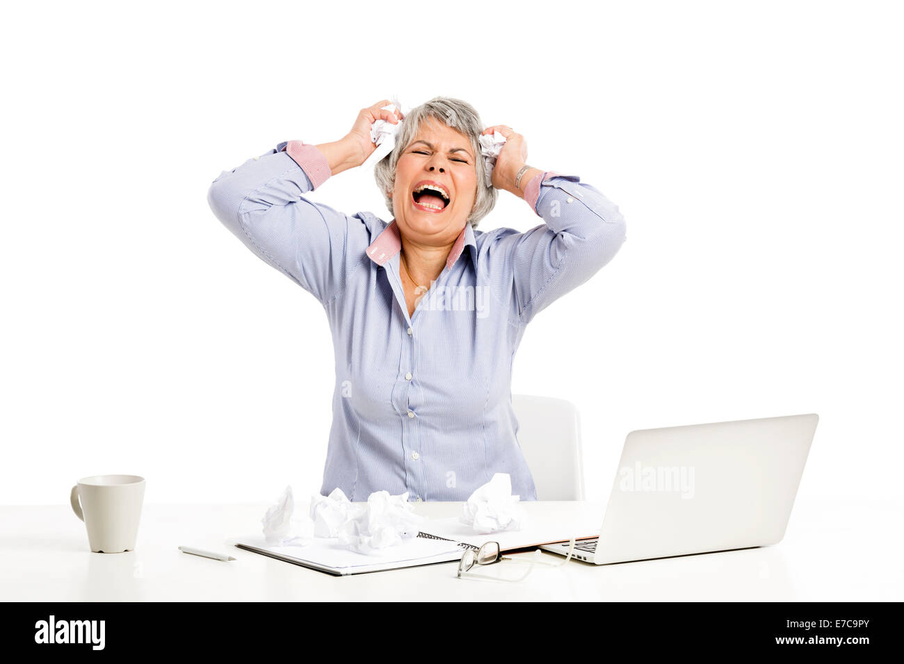 Ältere Frau im Büro mit einem Laptop arbeiten betont Stockfoto