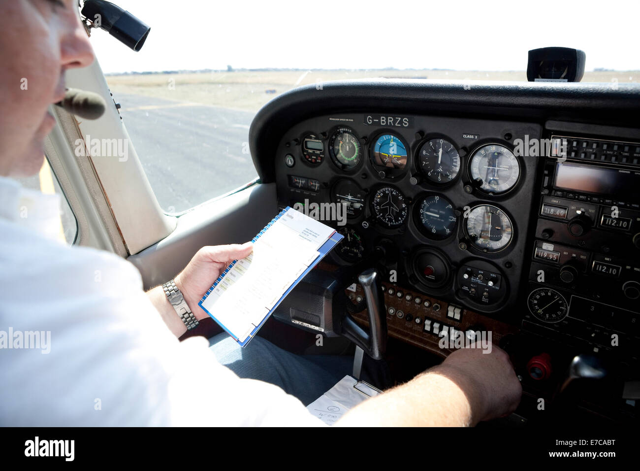 Kleines Flugzeug fliegen im Sommer Stockfoto