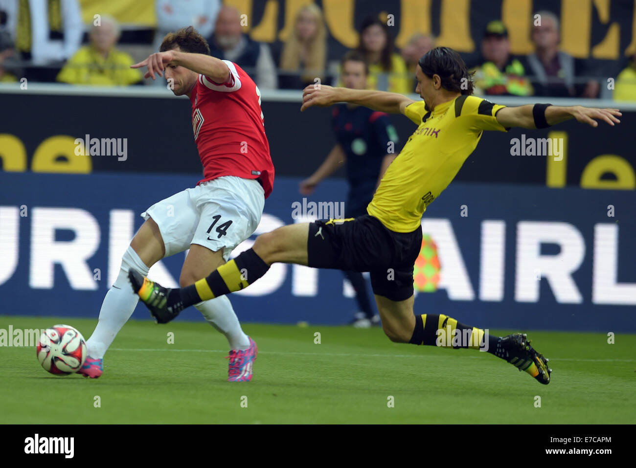 Dortmund, Deutschland. 13. Sep, 2014. Dormtund Neven Subotic (R) und Freiburgs Admir Mehmedi wetteifern um den Ball in der deutschen Bundesliga-Fußballspiel zwischen Borussia Dortmund und SC Freiburg im Signal-Iduna-Park in Dortmund, Deutschland, 13. September 2014. Foto: Federico Gambarini/Dpa (Achtung: aufgrund der Akkreditierungsrichtlinien die DFL nur erlaubt die Veröffentlichung und Nutzung von bis zu 15 Bilder pro Spiel im Internet und in Online-Medien während des Spiels.) / Dpa/Alamy Live News Stockfoto