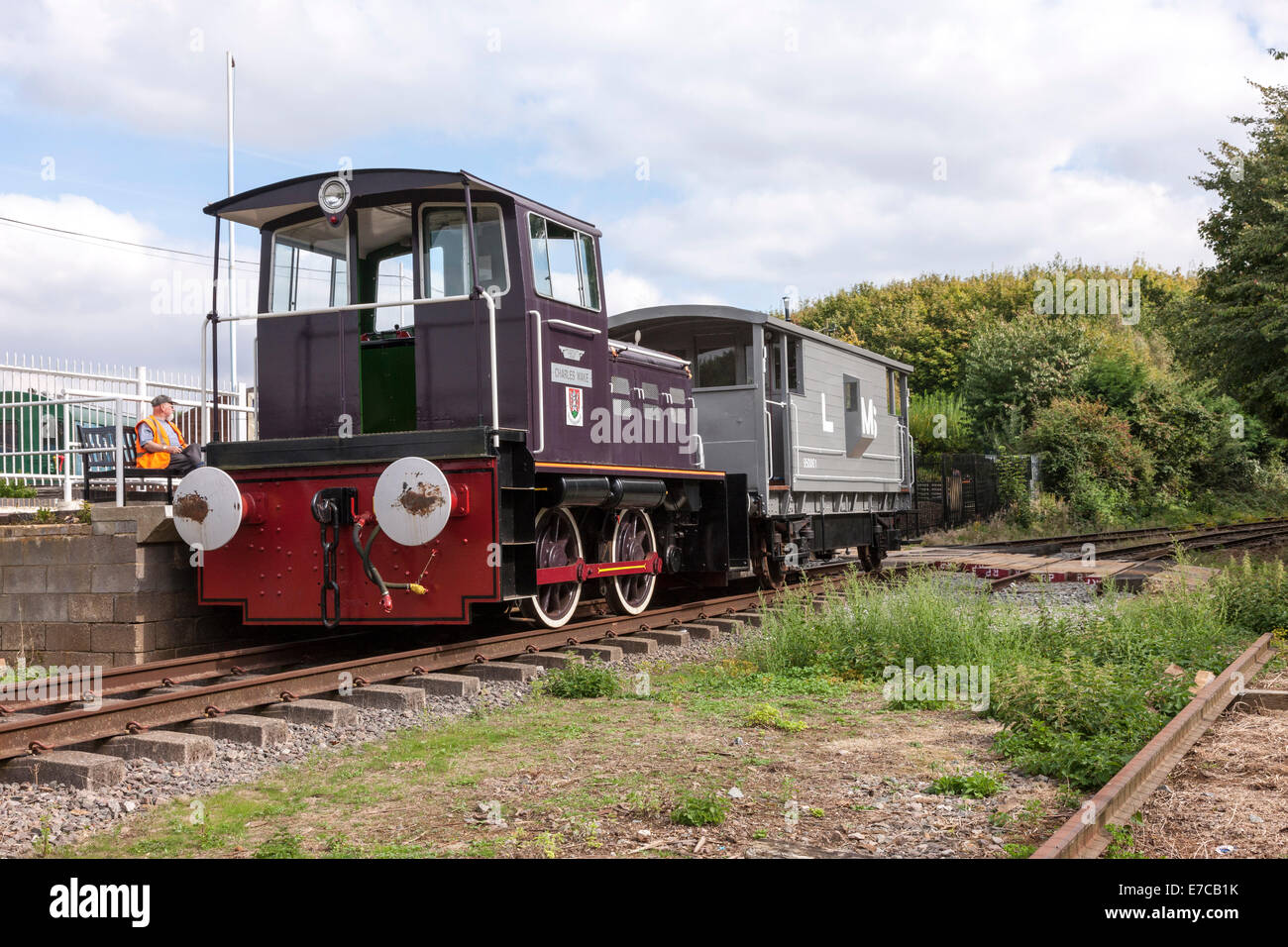 Northampton, UK. 13. September 2014. Northants Eisenstein Eisenbahn. Hunsbury Hill Country Park The Northamptonshire Eisenstein Railway Trust betreibt eine Eisenbahnlinie 1½ Meile lange Tradition. Die Linie ist vor allem Güterverkehr arbeiten, mit vielen scharfen Kurven und steilen Gradienten, die typisch für die Werksbahn waren gewidmet. Hunsbury Hill Iron Ore Company wurde 1880 gegründet und war eine der frühesten Eisenstein Eisenbahnstrecken des Landes. Bildnachweis: Keith J Smith. / Alamy Live News Stockfoto