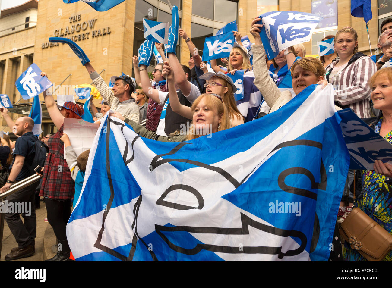 Buchanan Street, Glasgow, Schottland. 13. September 2014. Eine große Menschenmenge strömen in Stadtzentrum von Glasgow, geben Unterstützung für die ja-Kampagne in den kommenden Unabhängigkeitsreferendum in Schottland. Bildnachweis: Paul Stewart/Alamy Live-Nachrichten Stockfoto