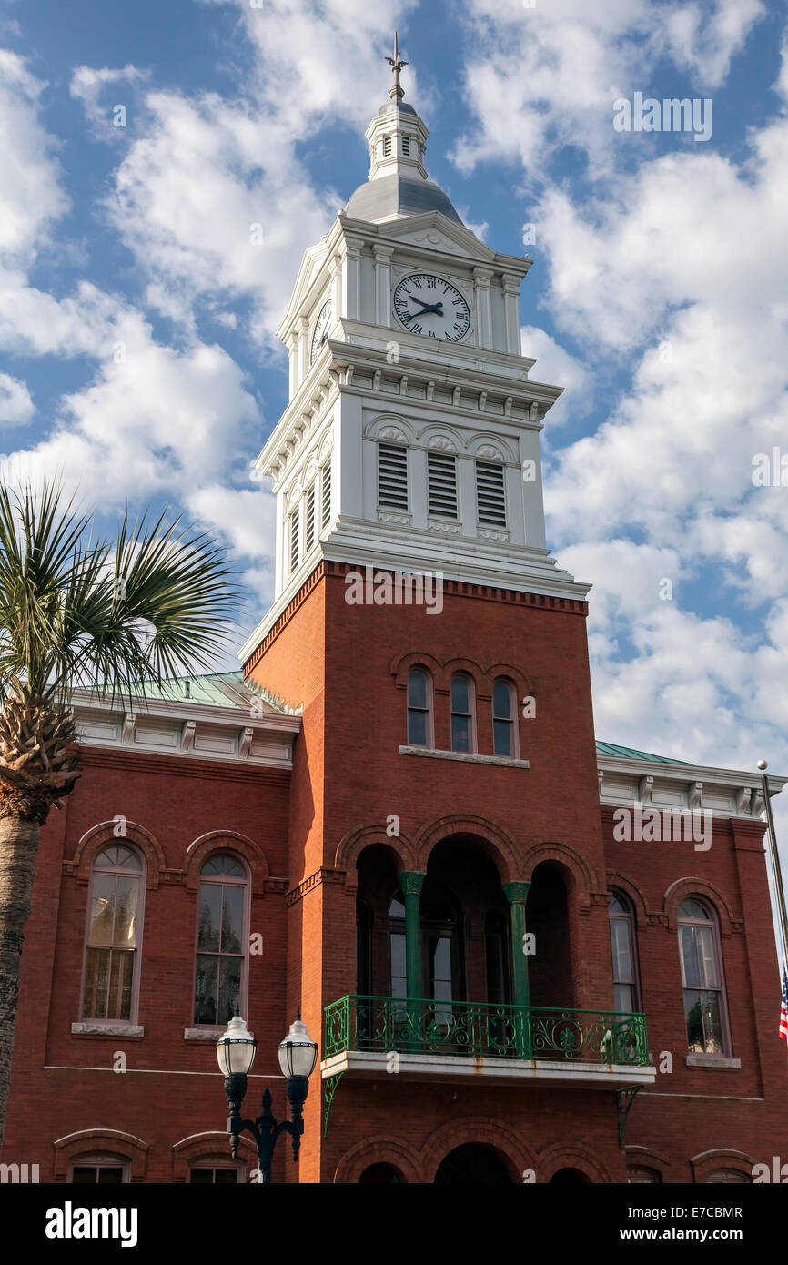 Klassische Wiederbelebung Uhr Glockenturm und Kirchturm auf den alten historischen Nassau County Courthouse in Fernandina Beach, Florida, USA. Stockfoto