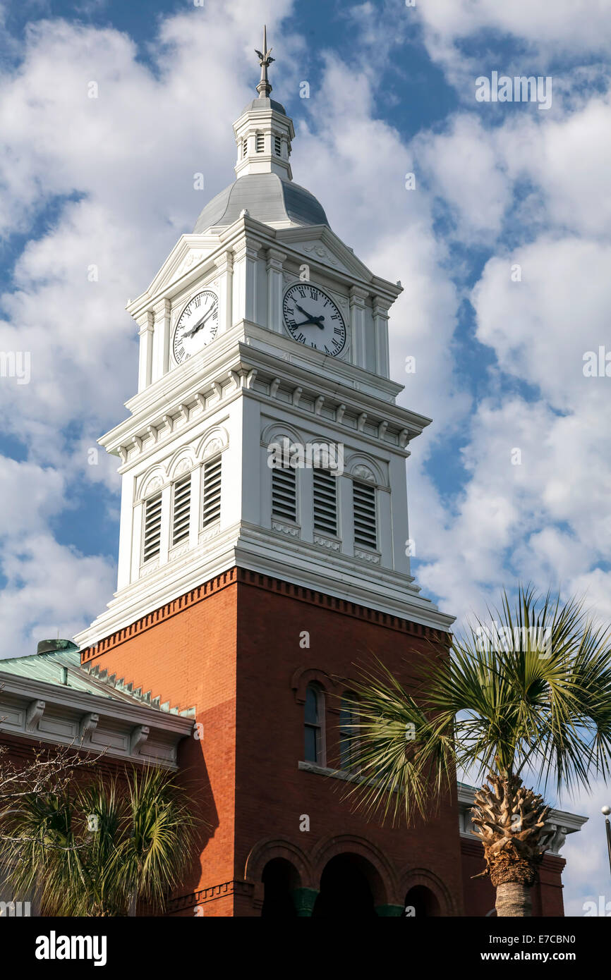 Klassische Wiederbelebung Uhr Glockenturm und Kirchturm auf den alten historischen Nassau County Courthouse in Fernandina Beach, Florida, USA. Stockfoto