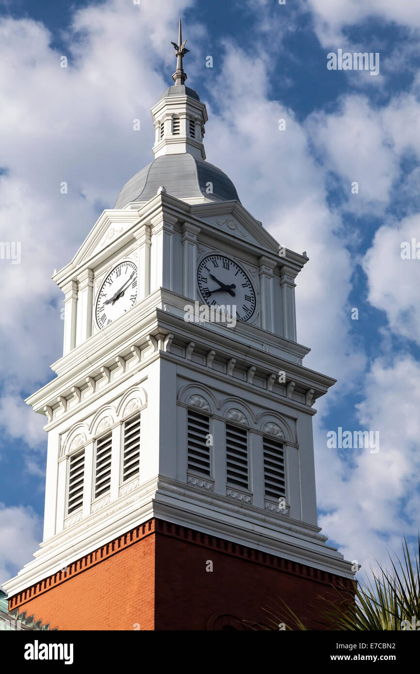 Klassische Wiederbelebung Uhr Glockenturm und Kirchturm auf den alten historischen Nassau County Courthouse in Fernandina Beach, Florida, USA. Stockfoto