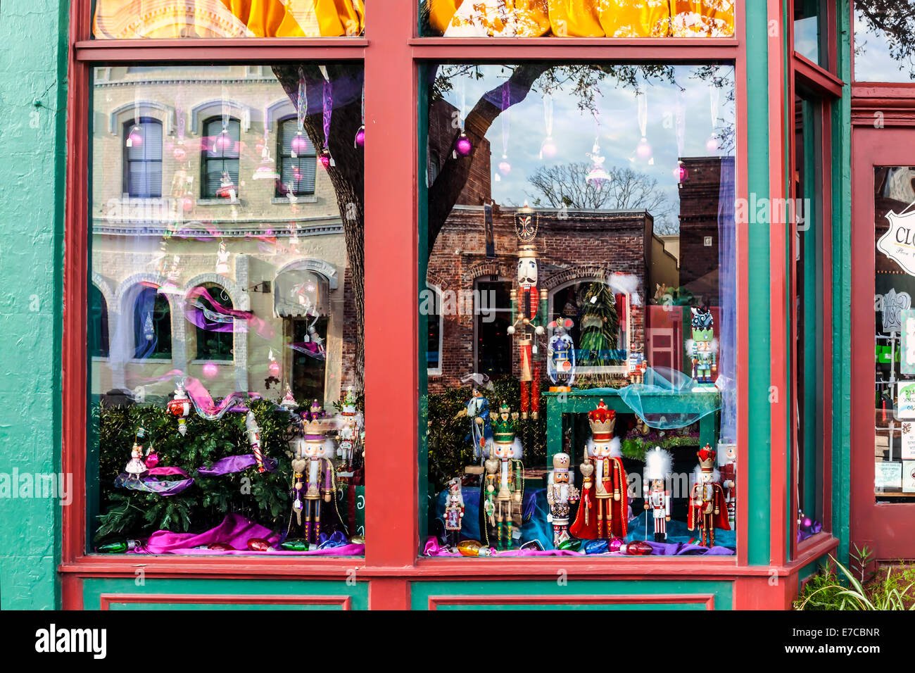 Weihnachten unter dem Motto Display schmückt alte Schaufenster entlang der Centre Street im historischen Bezirk von Fernandina Beach, Florida, USA. Stockfoto
