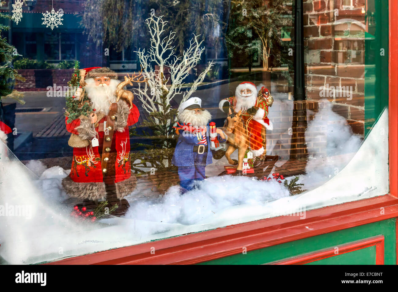 Weihnachten unter dem Motto Display schmückt alte Schaufenster entlang der Centre Street im historischen Bezirk von Fernandina Beach, Florida, USA. Stockfoto